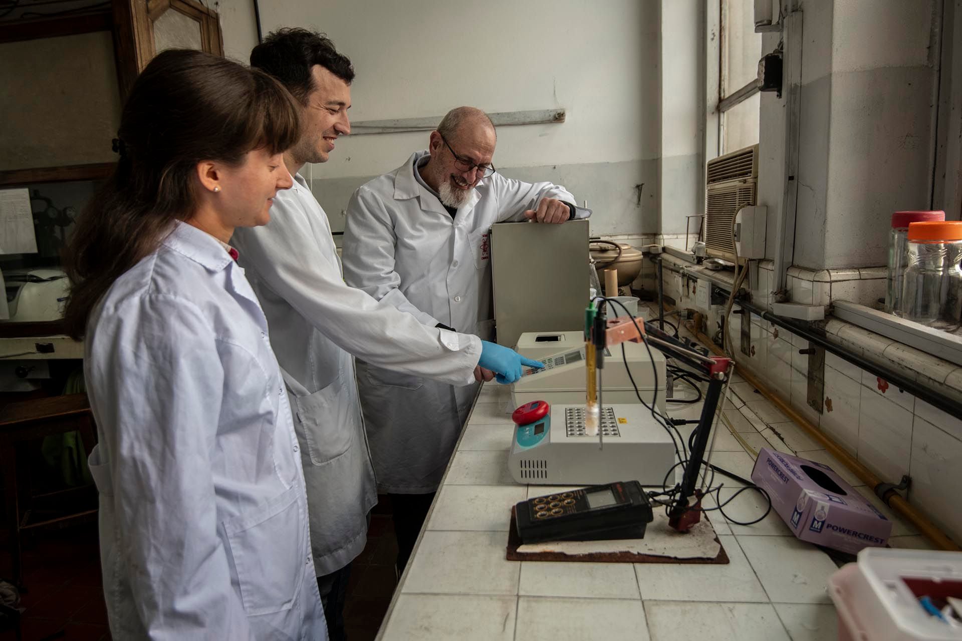 El dr Melchiodi junto a parte de su equipo en el laboratorio