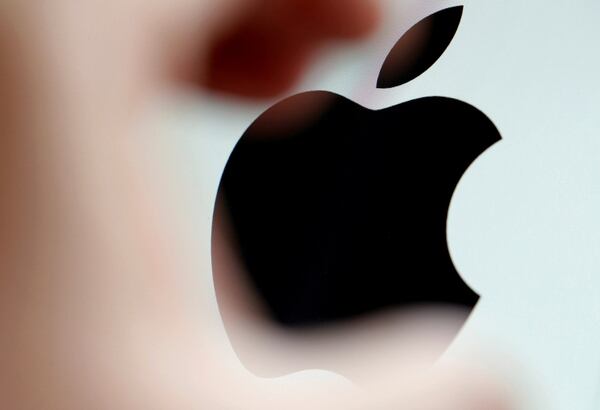 Los ingresos de Apple aumentaron sobre todo por la venta del iPhone X (REUTERS/Regis Duvignau/File Photo)