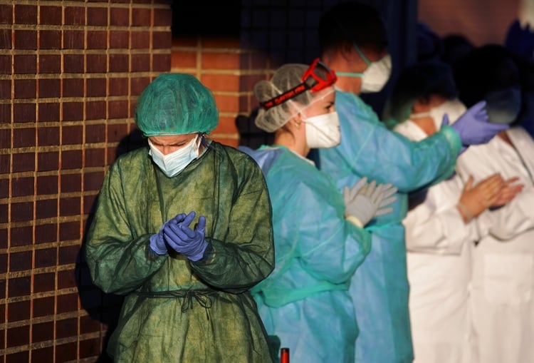 Personal médico en un hospital de Leganés, cerca a Madrid (Reuters)