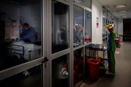 Personal m&#233;dico realiza controles de rutina a pacientes COVID-19 en un hospital de la Provincia de Buenos Aires (Argentina). EFE/ Juan Ignacio Roncoroni/Archivo
