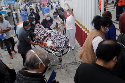 Health workers help patients outside a hospital treating people with the coronavirus disease (COVID-19), in the aftermath of a quake, in Puebla, Mexico June 23, 2020. REUTERS/Imelda Medina