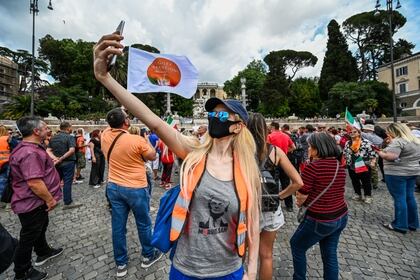 Una "chaleco naranaja" durante la manifestación en Piazza del Popolo en Roma. (Vincenzo PINTO / AFP)