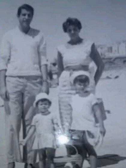 El padre de Adriana, Oscar, su mamá, Alejandrina, su hermano Marcelo y ella en una vieja postal (Foto: Instagram)