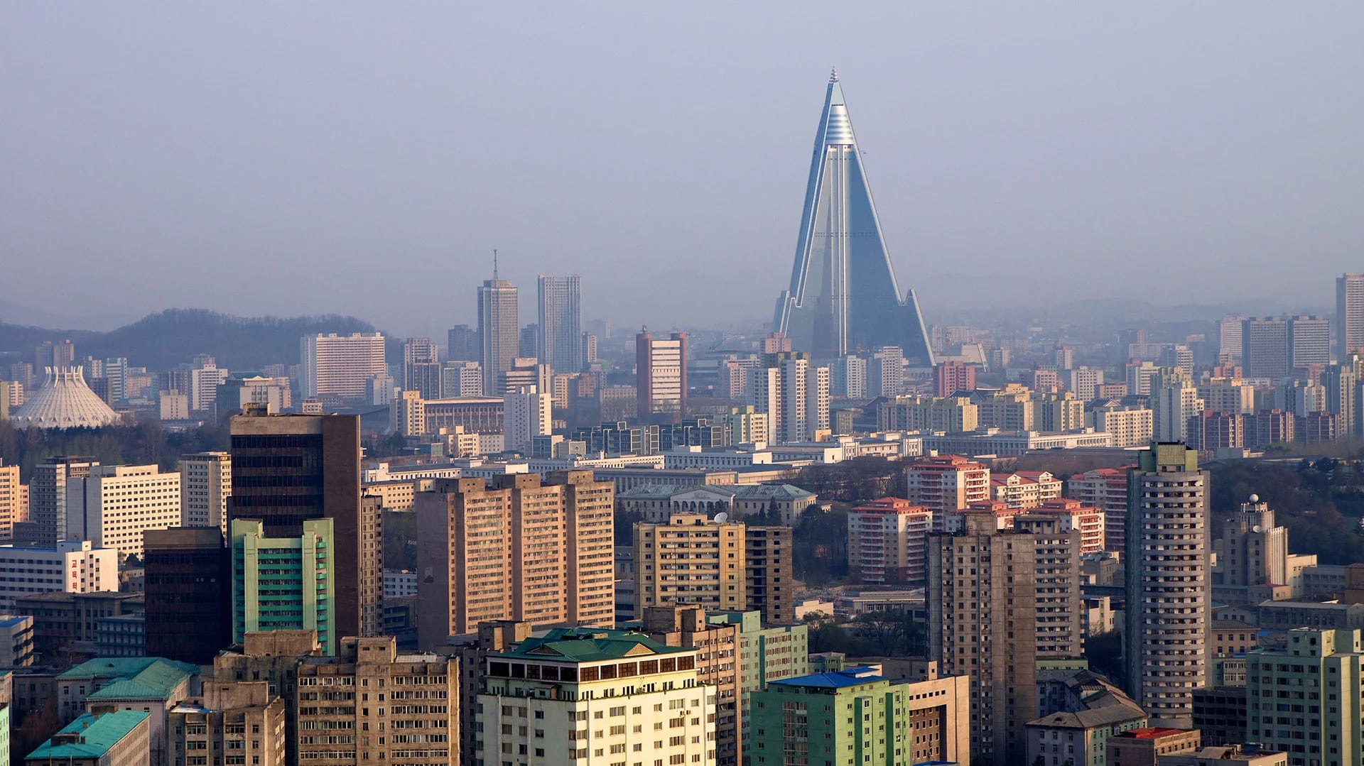 El Hotel Ryugyong, la estructura más alta de Corea del Norte, comenzó a construirse en 1987 y finalizó en 2011