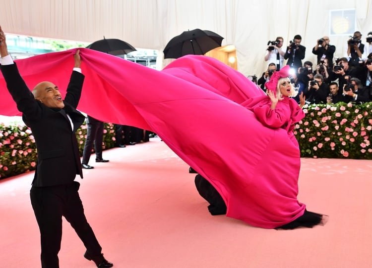 Lady Gaga llega a la gala benéfica del Instituto del Vestido del Museo Metropolitano de Arte para celebrar la inauguración de la exposición “Camp: Notes on Fashion” el lunes 6 de mayo de 2019 en Nueva York. (Foto Charles Sykes/Invision/AP)