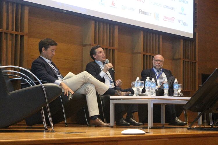 (De izquierda a derecha) Agustín Garzón, director de Enacom, Oscar González, subsecretario de regulación de SeTIC, de la Secretaría de Modernización y Ariel Graizer, presidente de Cabase durante la apertura de Internet Day.