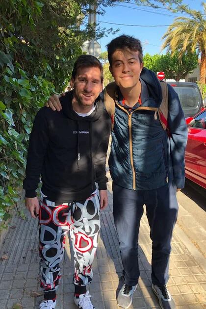 El extravagante pantalón Lionel Messi en una foto con fanático lo sorprendió por la calle - Infobae