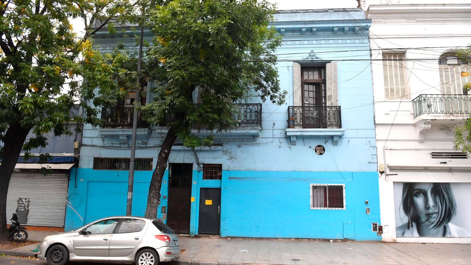 La fachada de la casa ubicada en el barrio porteño de Floresta donde sucedió el derrumbe que ya dejó dos muertos. (Maximiliano Luna)