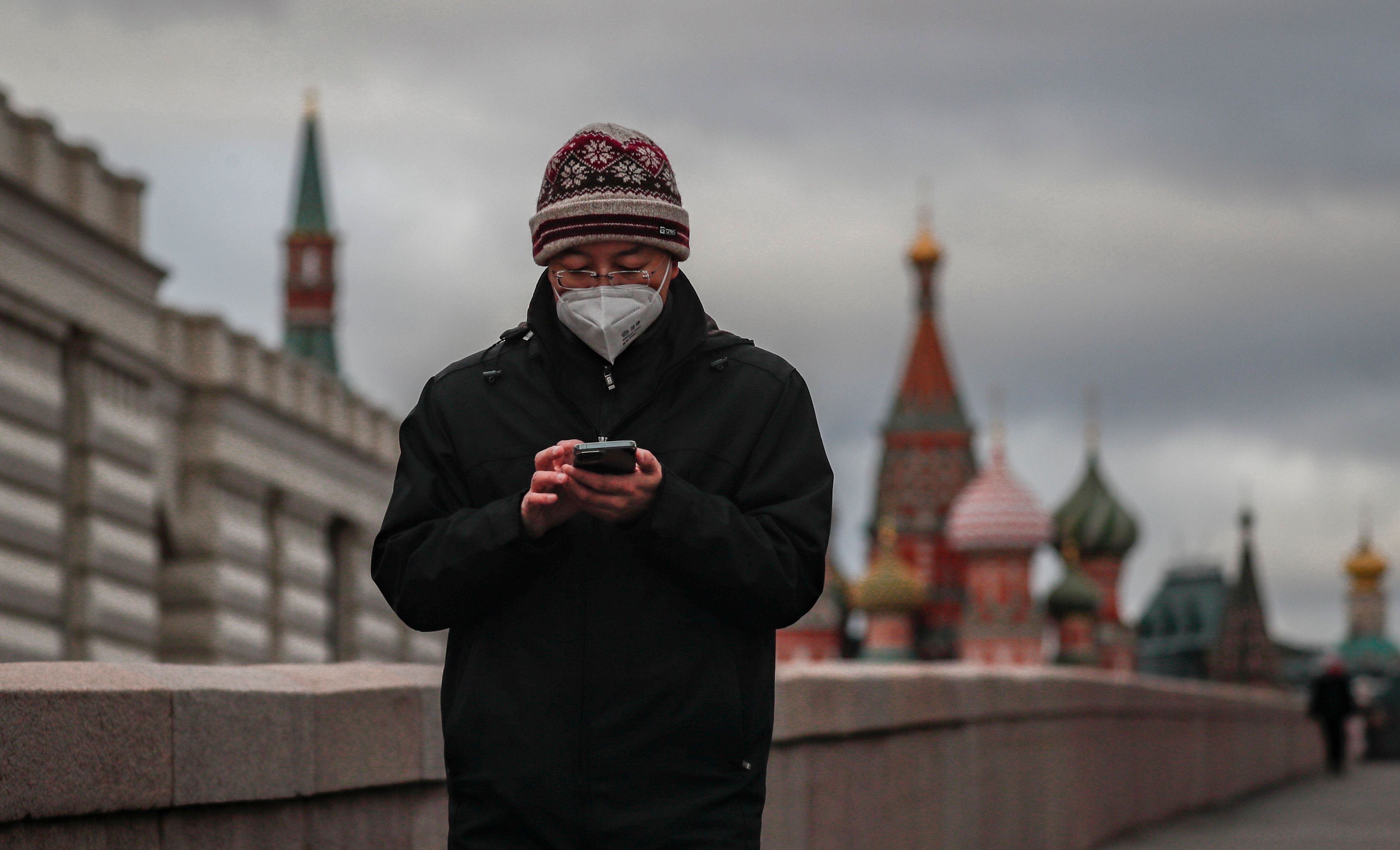Un hombre camina con mascarilla por un puente de Moscú, en una imagen de archivo. EFE/EPA/YURI KOCHETKOV