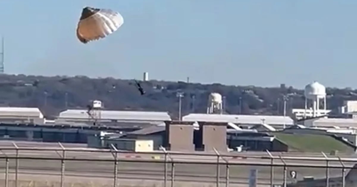 Seltsamer „Slow Crash“ in Texas: Der Moment, in dem ein Kampfjet abstürzt und sein Pilot das Cockpit verlässt