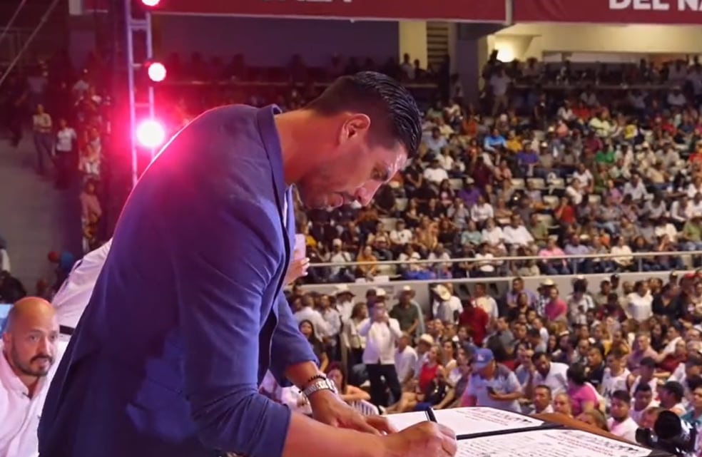 Former Mexican basketball player Gustavo Ayón shows his support for Claudia Sheinbaum's candidacy during an event in Tepic, Nayarit (Screenshot)
