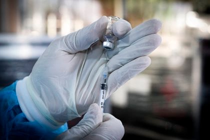 Dichas vacunas llegaron a Montevideo el pasado 4 de abril y forman parte de la plataforma Covax, bajo el paraguas de la Organización Mundial de la Salud, mediante la que el país suramericano recibirá 1,5 millones de dosis. EFE/ Raúl Martínez/Archivo
