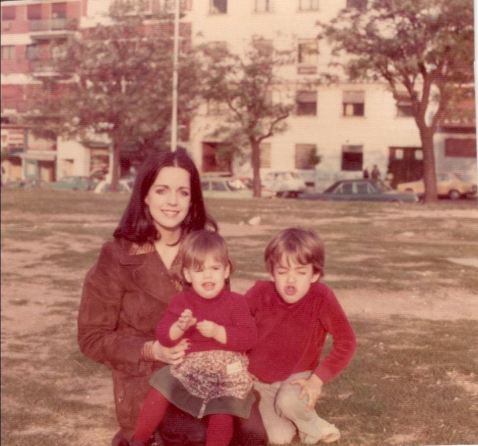 Sentada en un banco del parque Las Heras, con su mamá, Nilda Garré y de los dos hermanos llamados Juan Manuel (en este caso, el materno), antes de la dictadura 