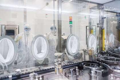 Técnicos de laboratorio llenan viales de remdesivir del fármaco para el tratamiento de la enfermedad del coronavirus en investigación en una instalación de Gilead Sciences en La Verne, California (Reuters)