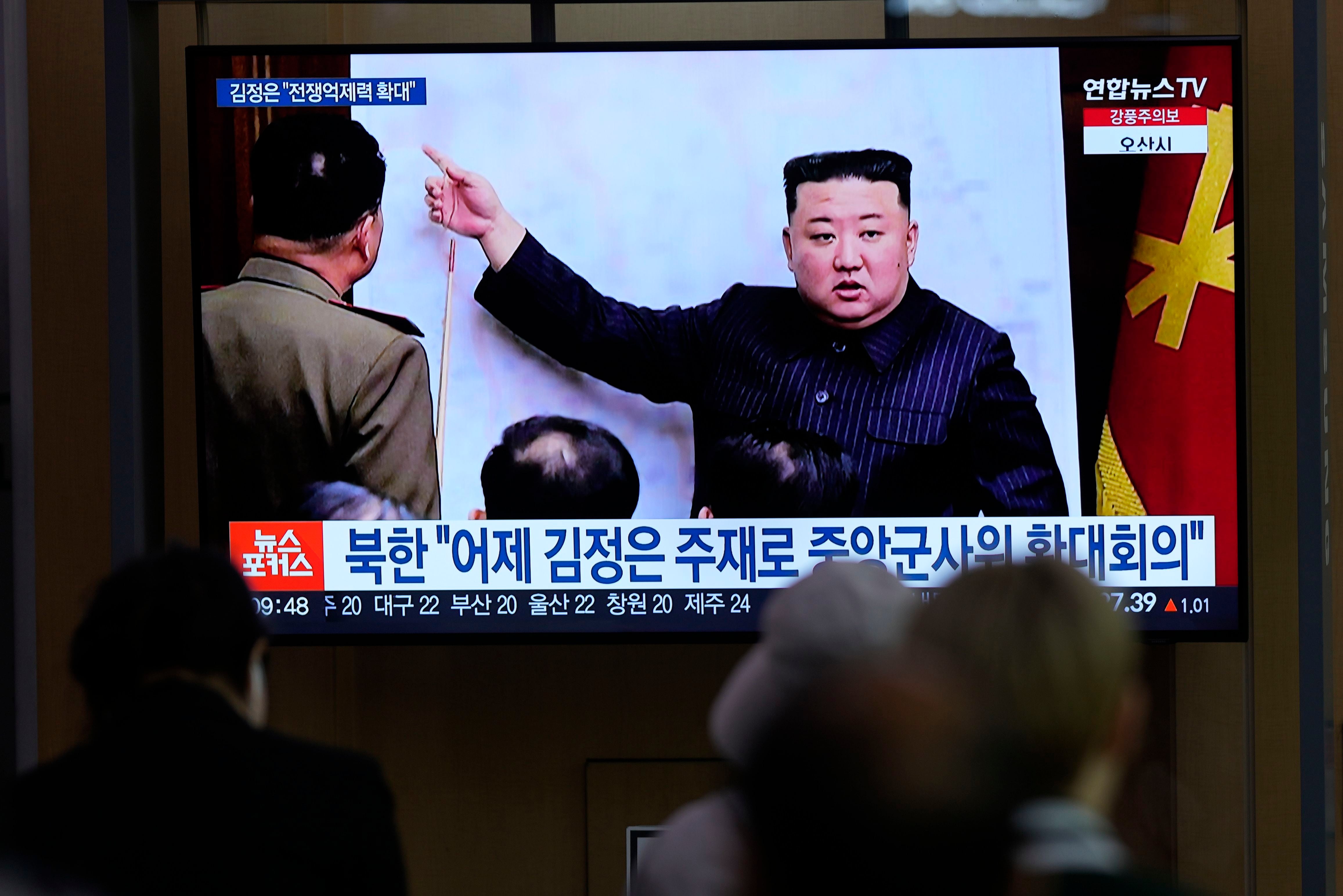 Foto de archivo: Una pantalla de televisión muestra a Kim Jong-un el martes 11 de abril de 2023 en la estación ferroviaria de Seúl, Corea del Sur (AP Foto/Lee Jin-man)