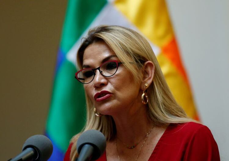 FOTO DE ARCHIVO: La presidenta interina de Bolivia, Jeanine Añez, habla durante una ceremonia en el palacio presidencial en La Paz, Bolivia, el 18 de diciembre de 2019. REUTERS/David Mercado