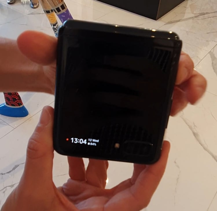 Tiene un mini display en el frontal de 1,1 pulgadas donde se pueden ver notificaciones o la hora. También funciona como visor de la cámara frontal para sacarse una selfie.