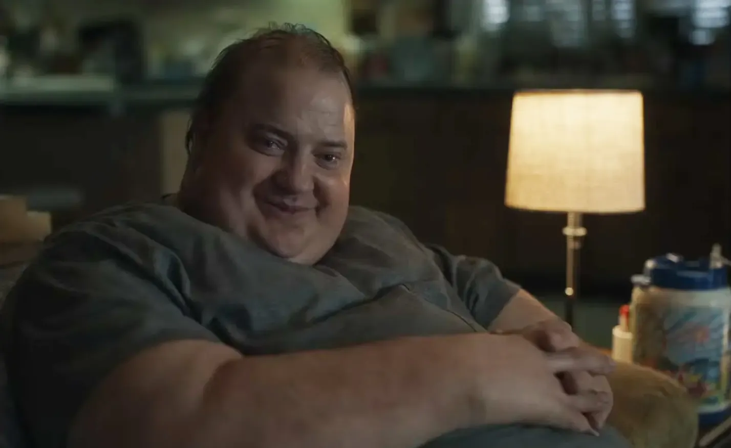 En "La ballena", Brendan Fraser interpreta a un hombre con obesidad mórbida que se enfrenta a su propia mortalidad y busca la redención. (Créditos: A24)