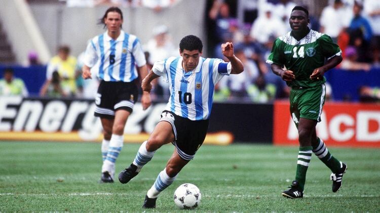 Maradona lleva la pelota en el segundo encuentro por la fase de grupos del Mundial 94 ante Nigeria: fue 2-1 a favor de Argentina (Shutterstock)