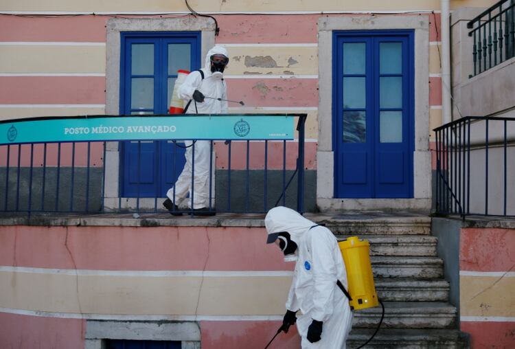 Desinfección en Cascais (REUTERS/Rafael Marchante)