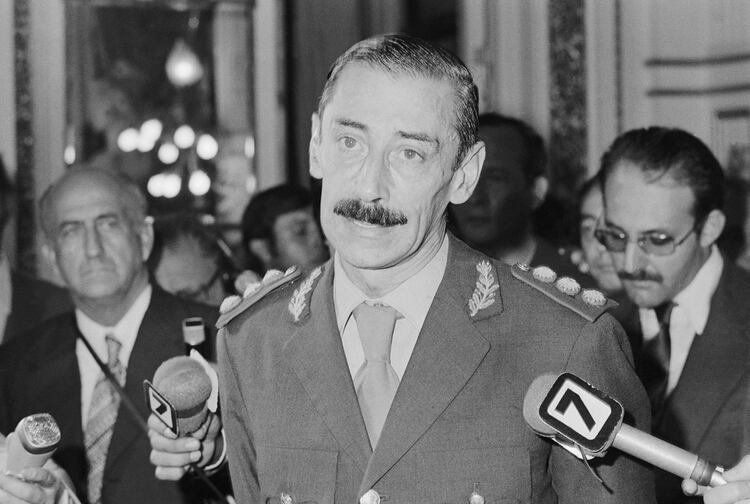 Enviaron al general de división Antonio Vaquero a informarle a Jorge Rafael Videla de la recuperación de las islas