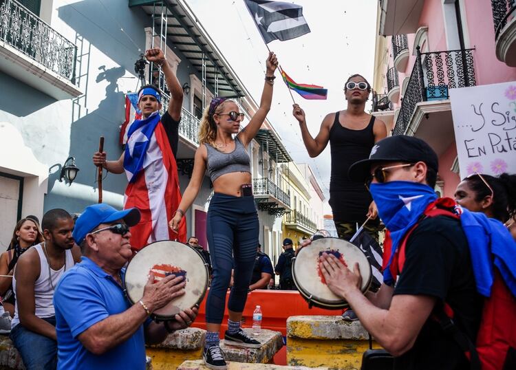 Miles de personas se lanzaron hoy a la calle e inundaron el Viejo San Juan para pedir la dimisión de Rosselló