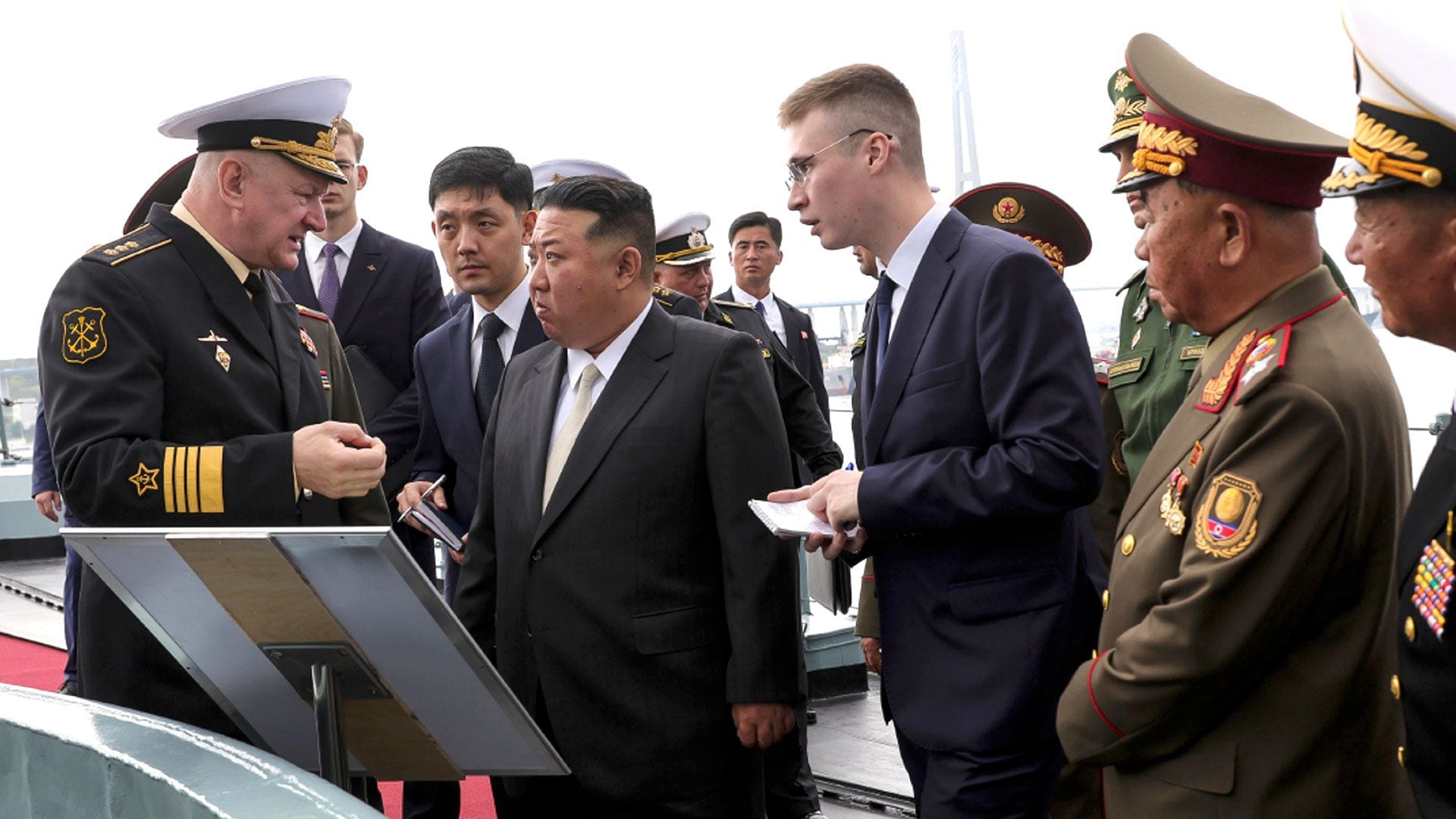 Kim Jong-un conversa con oficiales rusos con ayuda de traductores (AP)