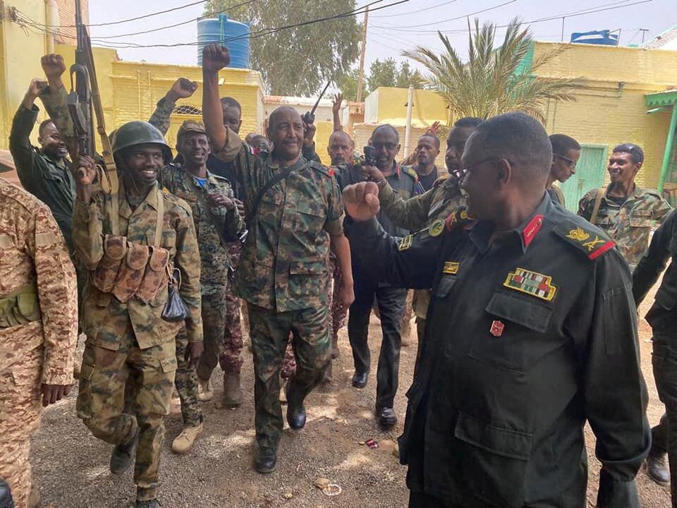 El general de Sudán, Abdel Fattah al-Burhan, camina con tropas, en un lugar desconocido, en esta imagen publicada el 30 de mayo de 2023. Fuerzas Armadas de Sudán/Folleto vía REUTERS