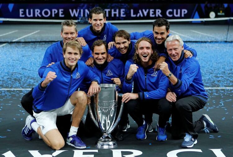 FOTO DE ARCHIVO. El equipo europeo compuesto por Bjorn Borg, capitán, Thomas Enqvist, vicecapitán, y los tenistas Alexander Zverev, Dominic Thiem, Fabio Fognini, Stefanos Tsitsipas, Roger Federer y Rafael Nadal posan para la prensa tras ganar el trofeo de la Laver Cup 2019 (Reuters)