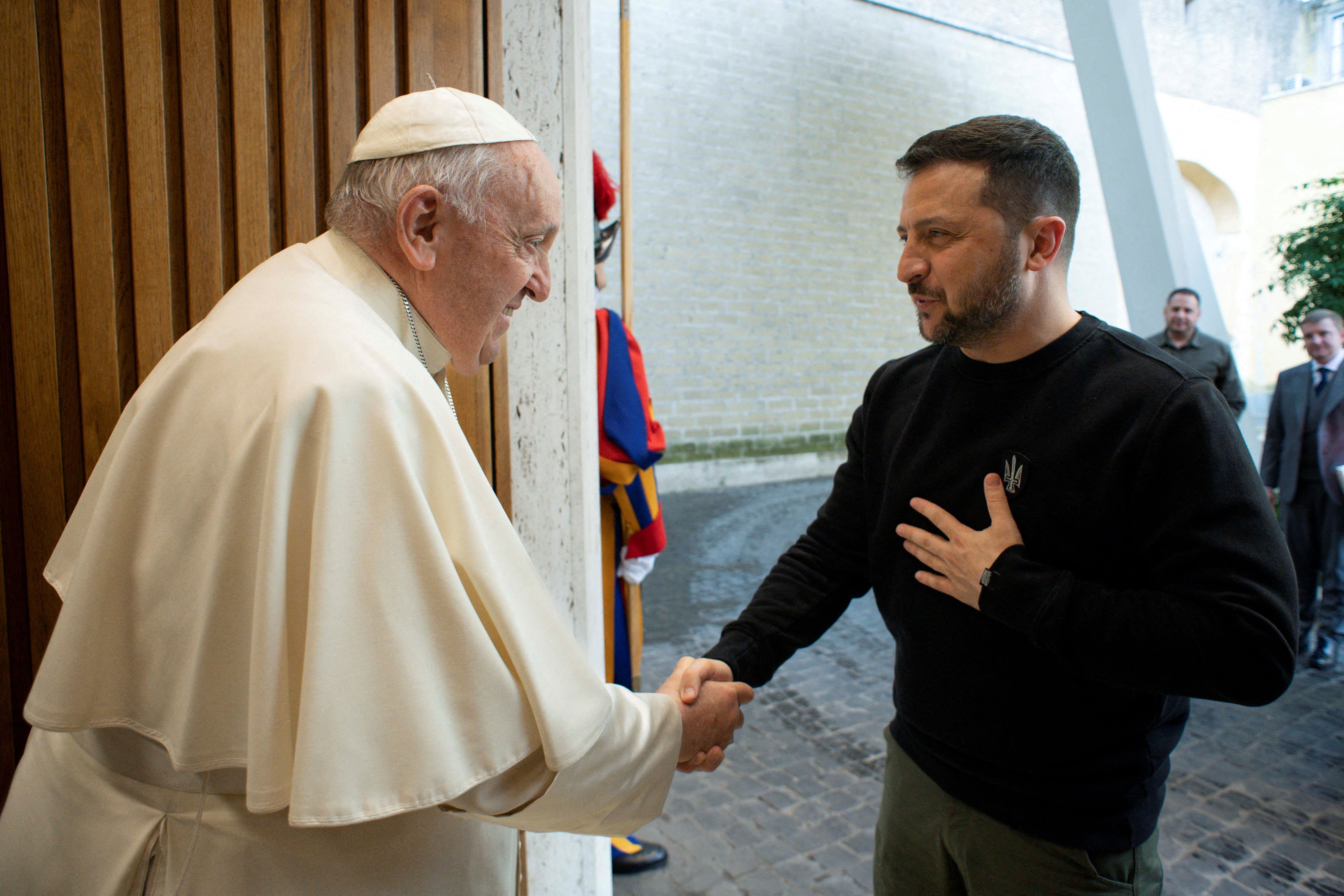 El papa Francisco tambin revel que est considerando la opcin de designar a un representante permanente que sirva de puente entre Rusia y Ucrania. (REUTERS)