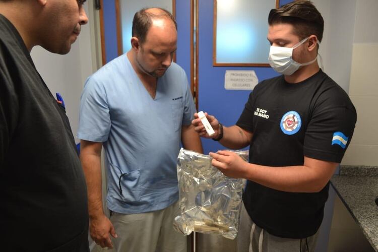 Gerónimo (foto, a la derecha) y Guillermo Cabrera fabrican válvulas venturi para respiradores, elementos imprescindibles para asistir respiratoriamente a los pacientes críticos por COVID-19