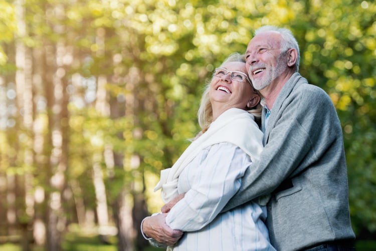 Si las personas quieren mantener una buena salud emocional, y no solo vivir cuantos más años mejor, sino además disfrutarlos, no se aíslen (Shutterstock.com)