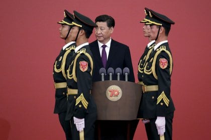 El presidente de China, Xi Jinping, es fotografiado entre soldados de la guardia de honor en una ceremonia de entrega de medallas que marca el 70 aniversario de la Victoria de la Guerra de Resistencia del Pueblo Chino contra Japón (Reuters)