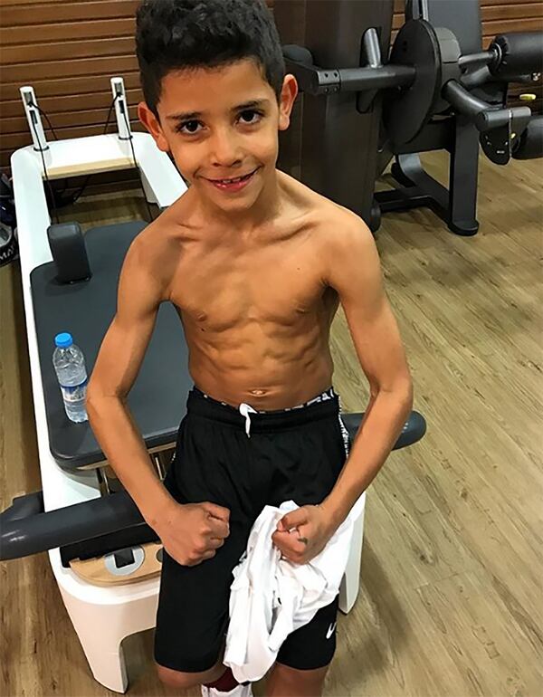 El hijo de Cristiano Ronaldo imita su famosa pose (@cristiano)