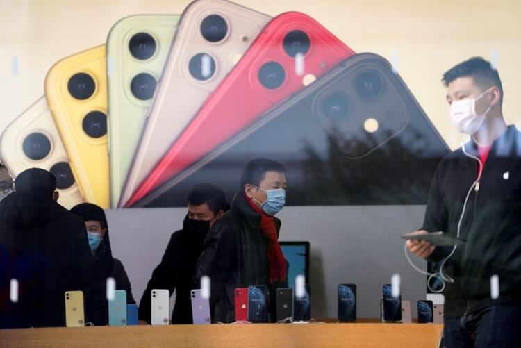 Se espera que Apple anuncie un nuevo modelo de iPhone más barato este año aunque no está claro si los retrasos en China afectarán ese lanzamiento.REUTERS/Aly Song/File Photo