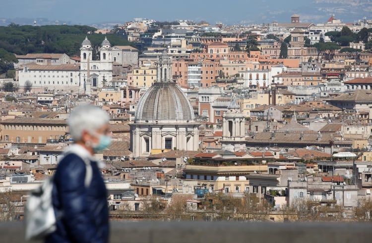 Una vista de Roma desde la colina de Gianicolo. Italia se convirtió en el país con país muertes desde que estalló la pandemia del coronavirus (REUTERS/Remo Casilli)