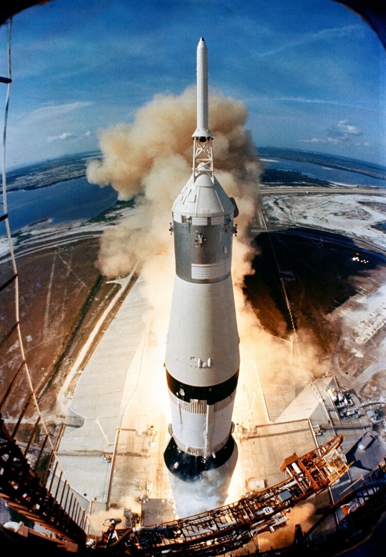El cohete Saturno V despega de Cabo Kennedy llevando al Apolo 11 con los astronautas Neil Armstrong, Edwin â€œBuzzâ€ Aldrin y Kichale Collins