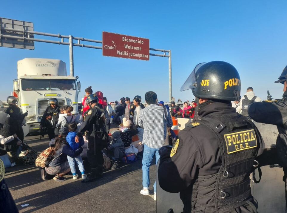 Policías intentan controlar la llegada de migrantes indocumentados entre los Hitos 01 y 04 entre Perú y Chile.