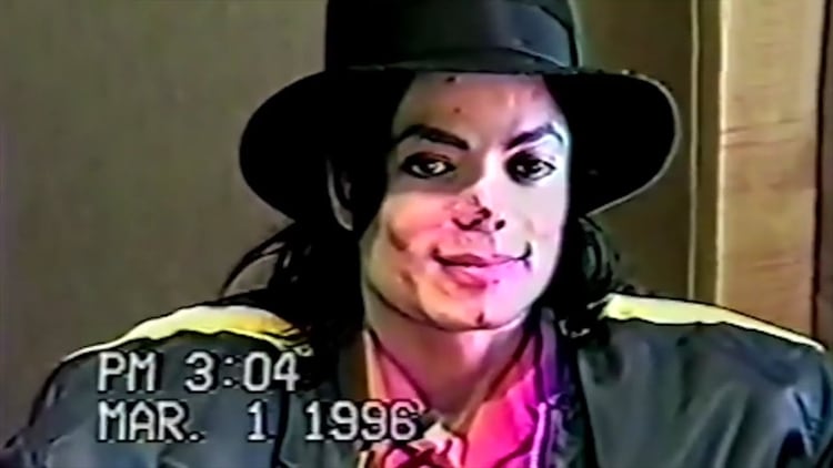 El diario británico Daily Mail publicó un video inédito del 1° de marzo de 1996. Se trata del primer interrogatorio que se le hizo a Michael Jackson, que había sido denunciado por abuso sexual