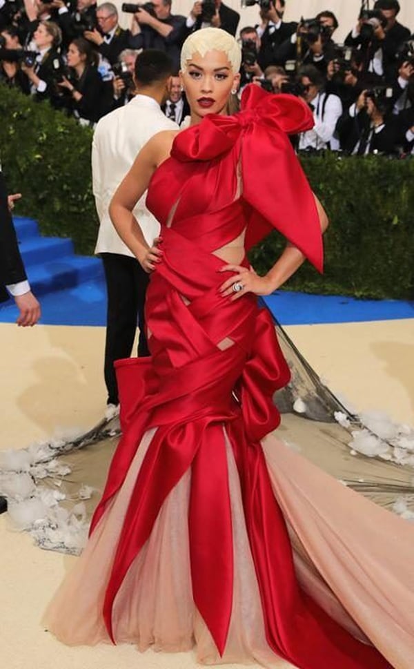Rita Ora envuelta en un diseÃ±o de Marchesa. Sus accesorios, joyas valuadas en 3 millones USD.