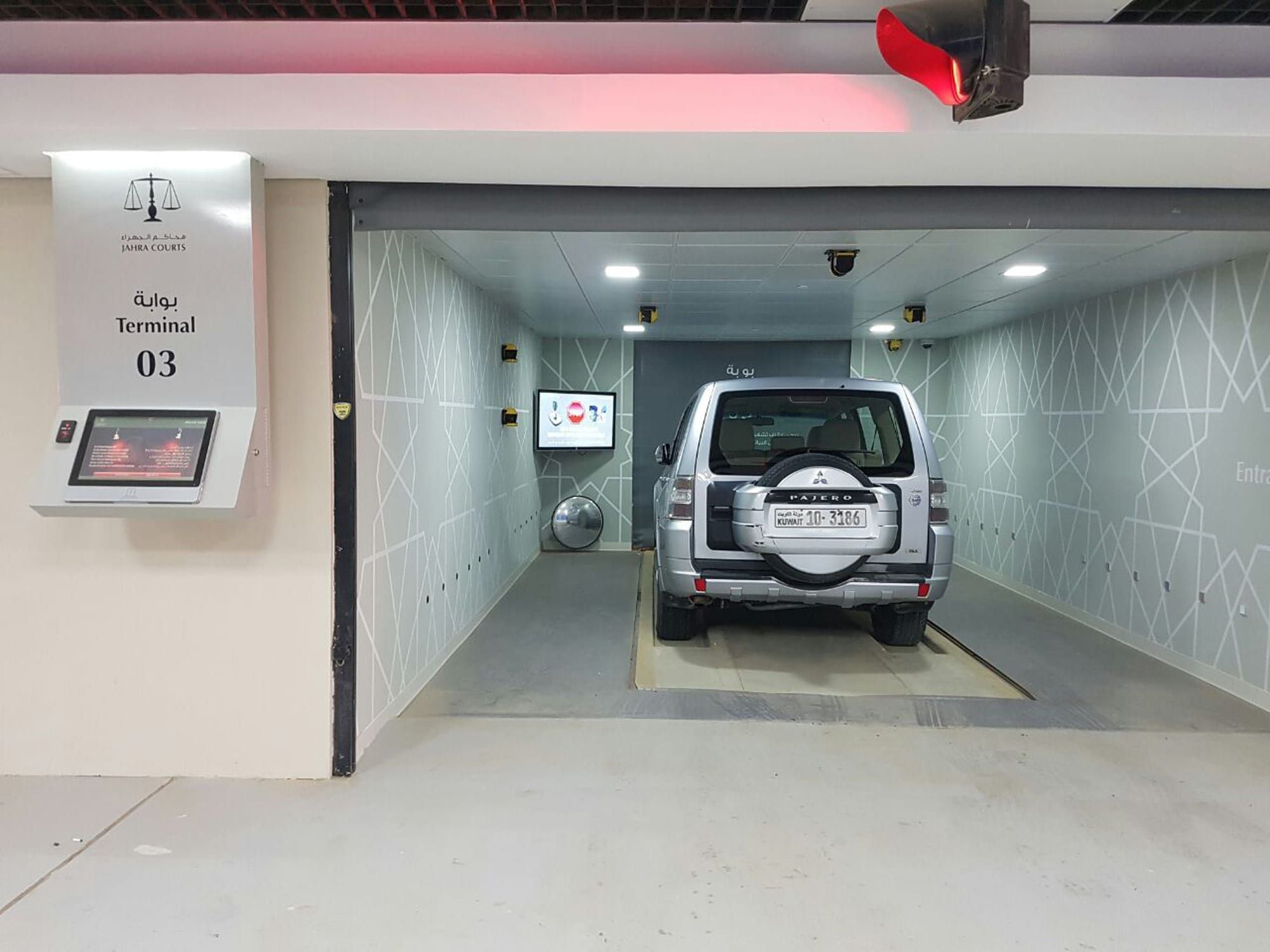 El rendimiento máximo del tráfico para este sistema robótico es de 425 automóviles por hora, entregados a través de los 12 espacios de entrada y salida.  (Robotic Parking Systems)