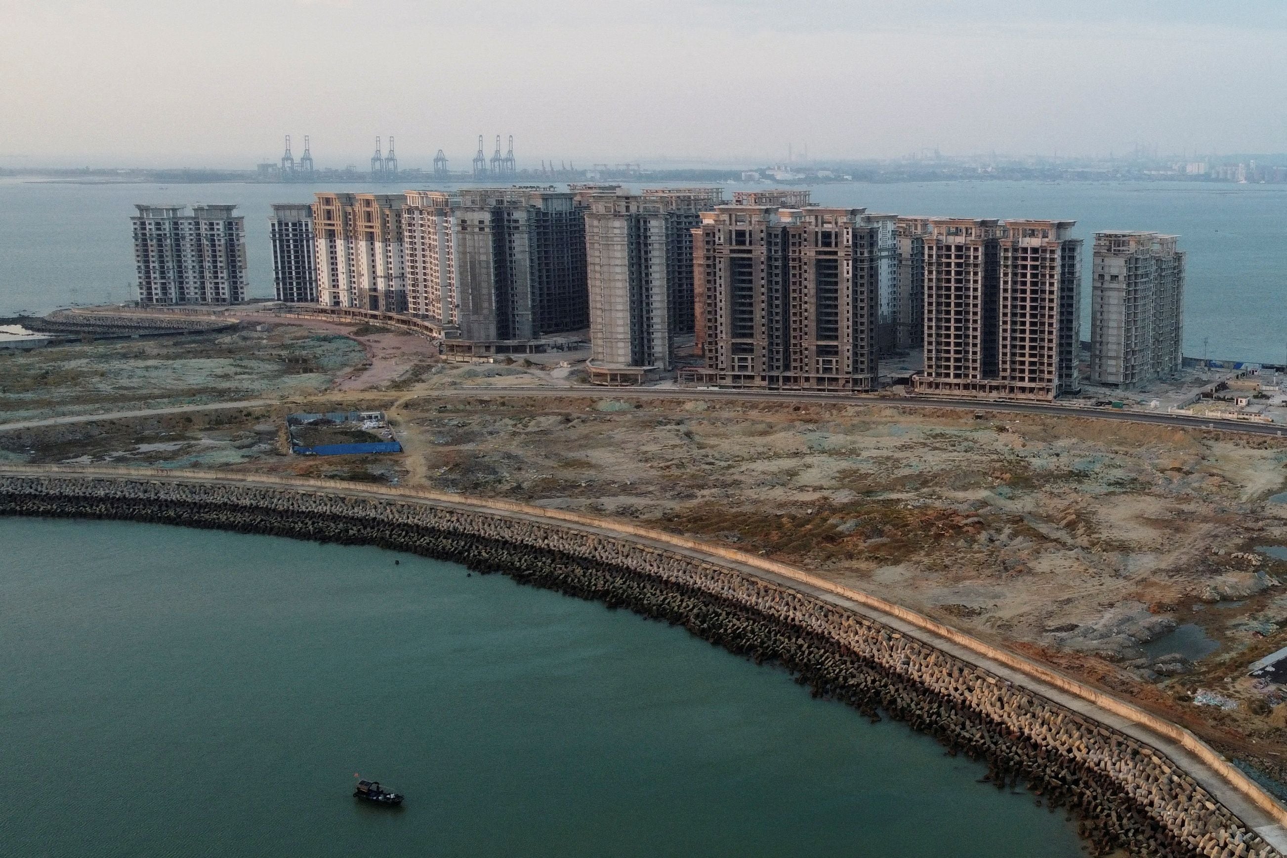 Una vista aérea muestra los 39 edificios construidos por el grupo chino Evergrande sobre los que las autoridades han emitido una orden de demolición, en la provincia china de Hainan (REUTERS/Aly Song)