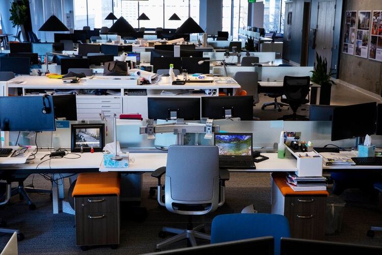La práctica de las mesas de trabajo (escritorios alineados uno junto al otro) es evidente en la sede de Seattle de B+H Architects, el 1 de abril de 2020. (Ruth Fremson/The New York Times)