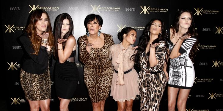 De izquierda a derecha: Khloé Kardashian, Kylie Jenner, Kris Jenner, Kourtney Kardashian, Kim Kardashian y Kendall Jenner (Foto: AP/Matt Sayles)