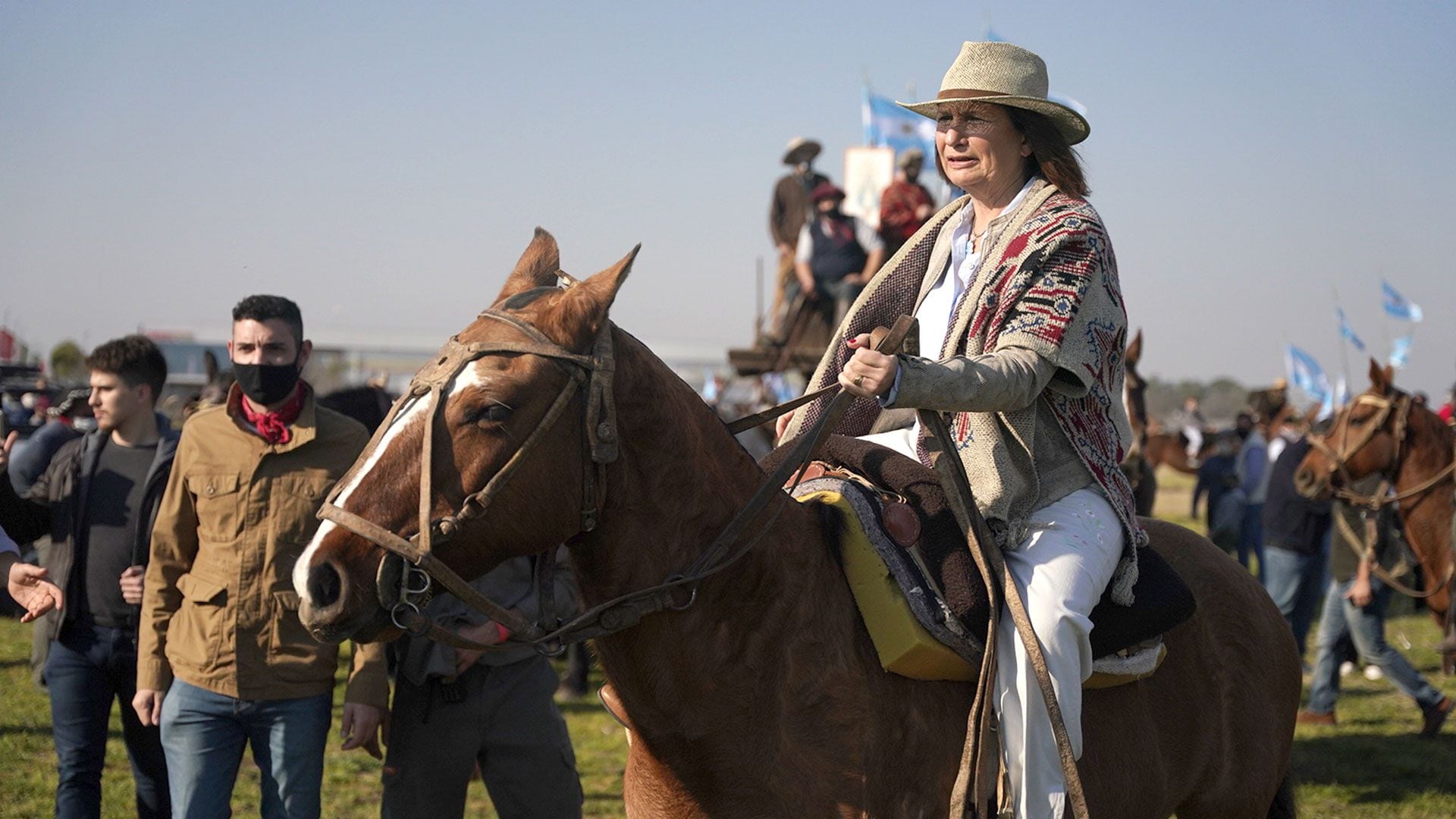 Patricia-Bullrich-caballo en-marcha-protesta-del-campo-hoy-9-de-julio-en-contra-del-gobierno-y-las-importaciones-San-Nicolas