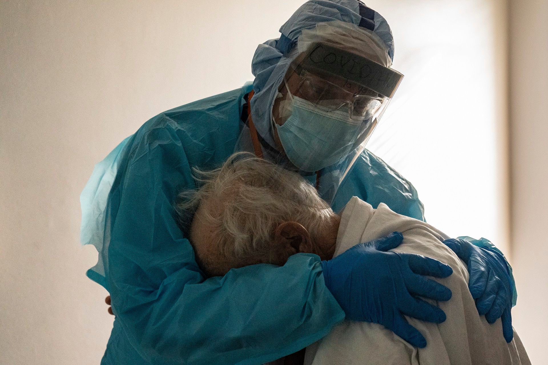 HOUSTON, TX - NOVEMBER 26: (EDITORIAL USE ONLY) Dr. Joseph Varon hugs and comforts a patient in the COVID-19 intensive care unit (ICU) during Thanksgiving at the United Memorial Medical Center on November 26, 2020 in Houston, Texas. According to reports, Texas has reached over 1,220,000 cases, including over 21,500 deaths.   Go Nakamura/Getty Images/AFP