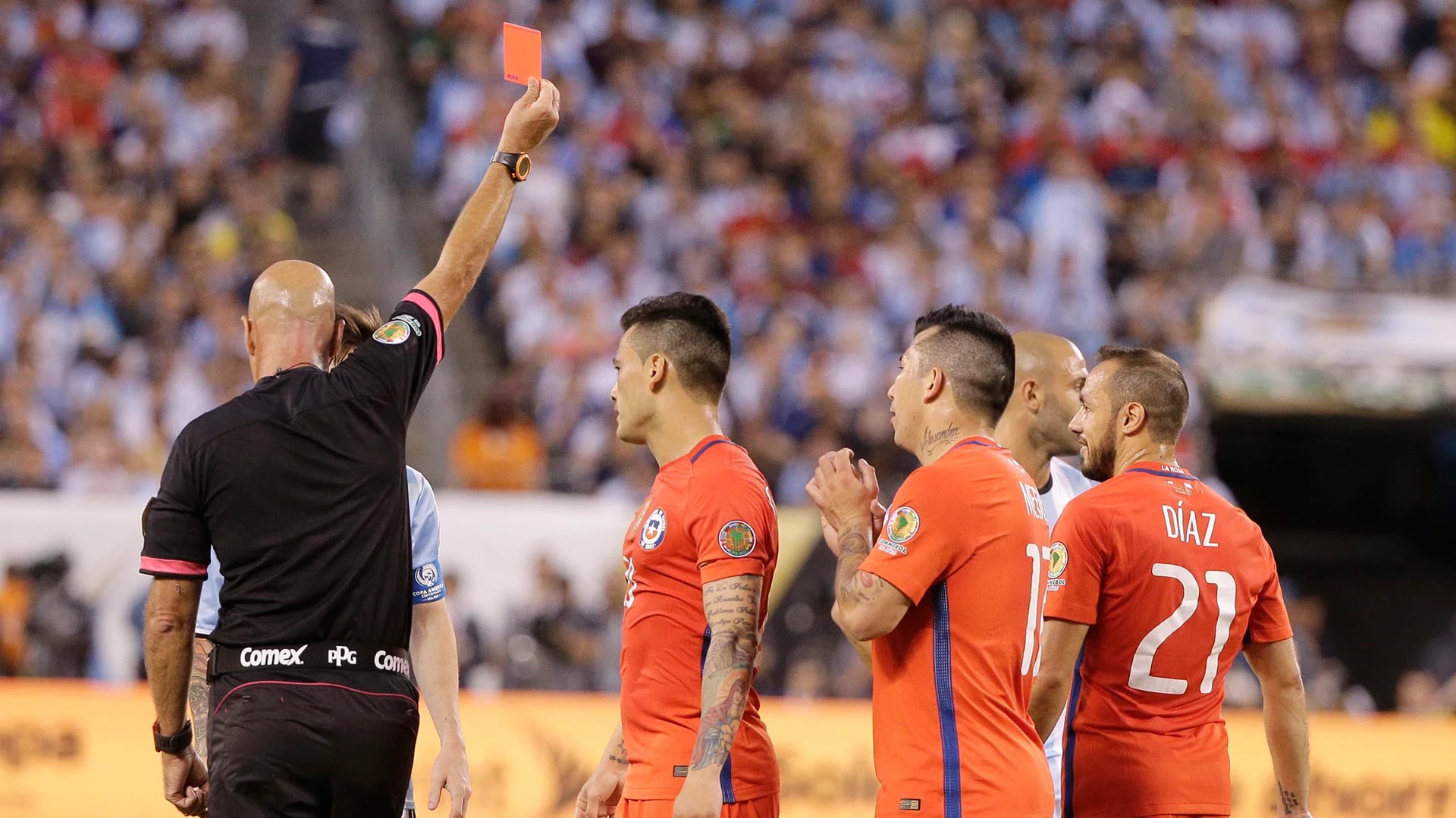 Marcelo Díaz vio la tarjeta roja, luego de dos amarillas, por faltas contra Lionel Messi (AP)