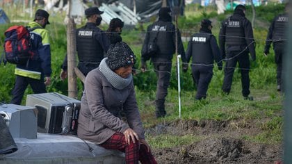 La Policía Bonaerense recorre Guernica después del desalojo