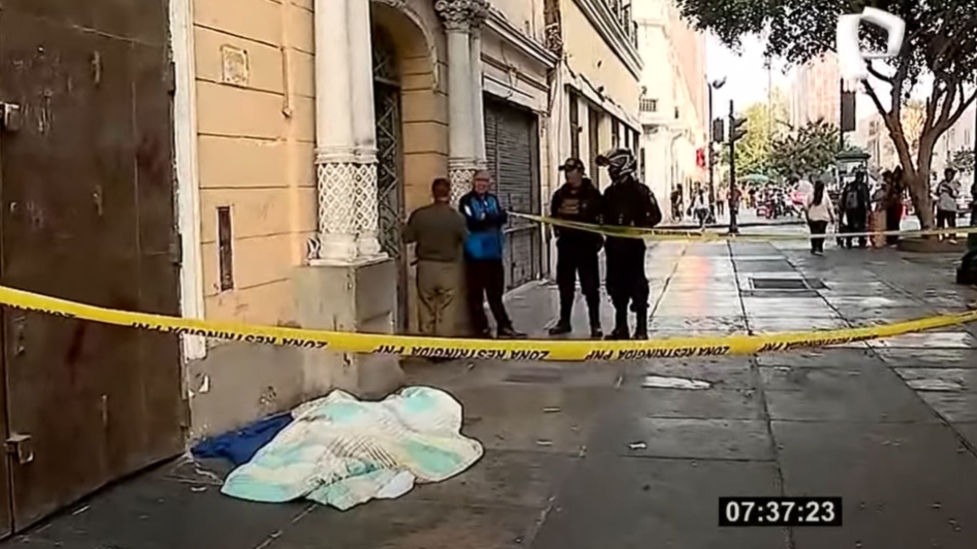 Mujer rompe ventanas de una sede del Ministerio Público en Lima y muere por graves cortes