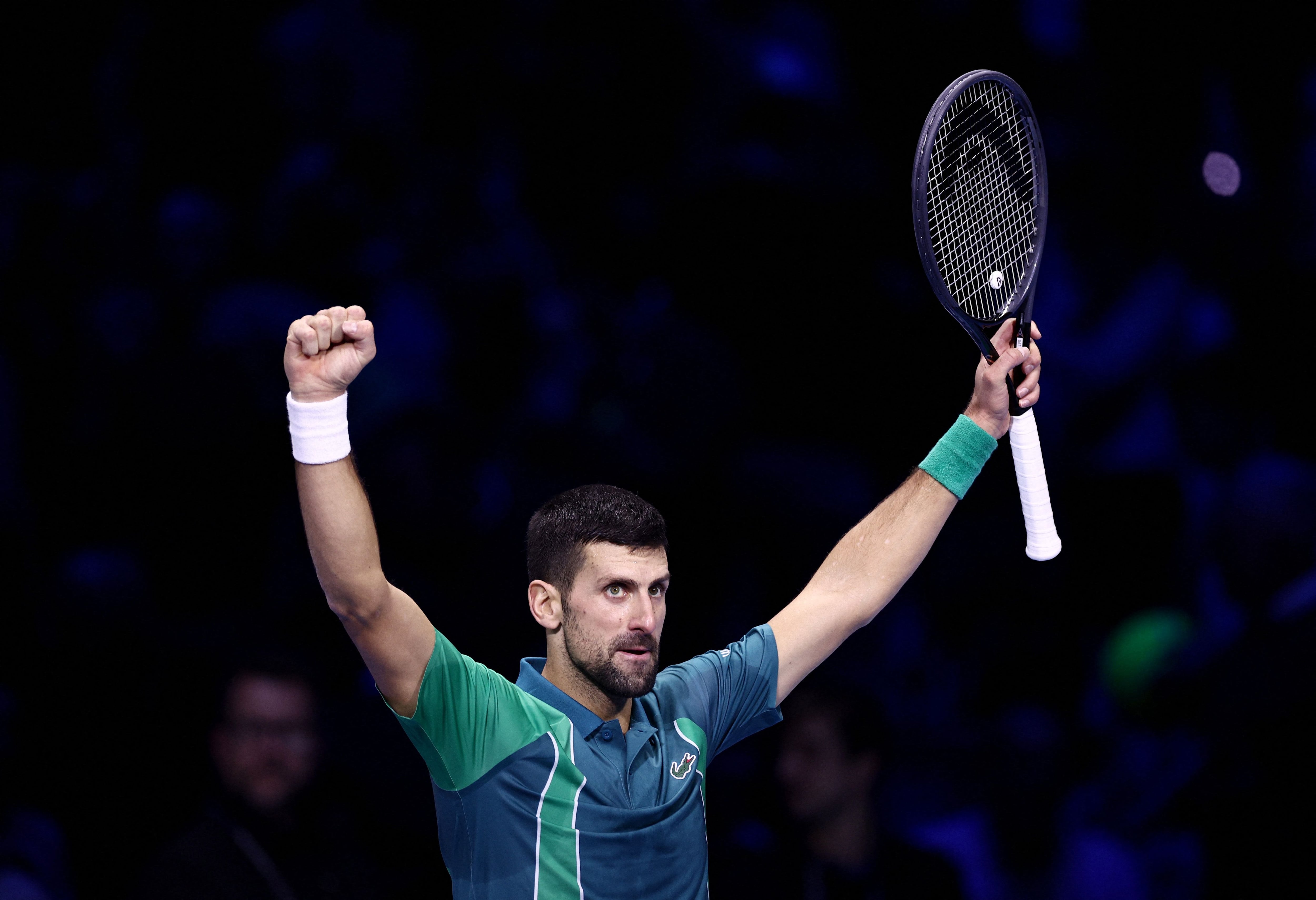 El festejo de Djokovic tras vencer a Alcaraz y avanar a la final del ATP Finals en Turín (REUTERS/Guglielmo Mangiapane)